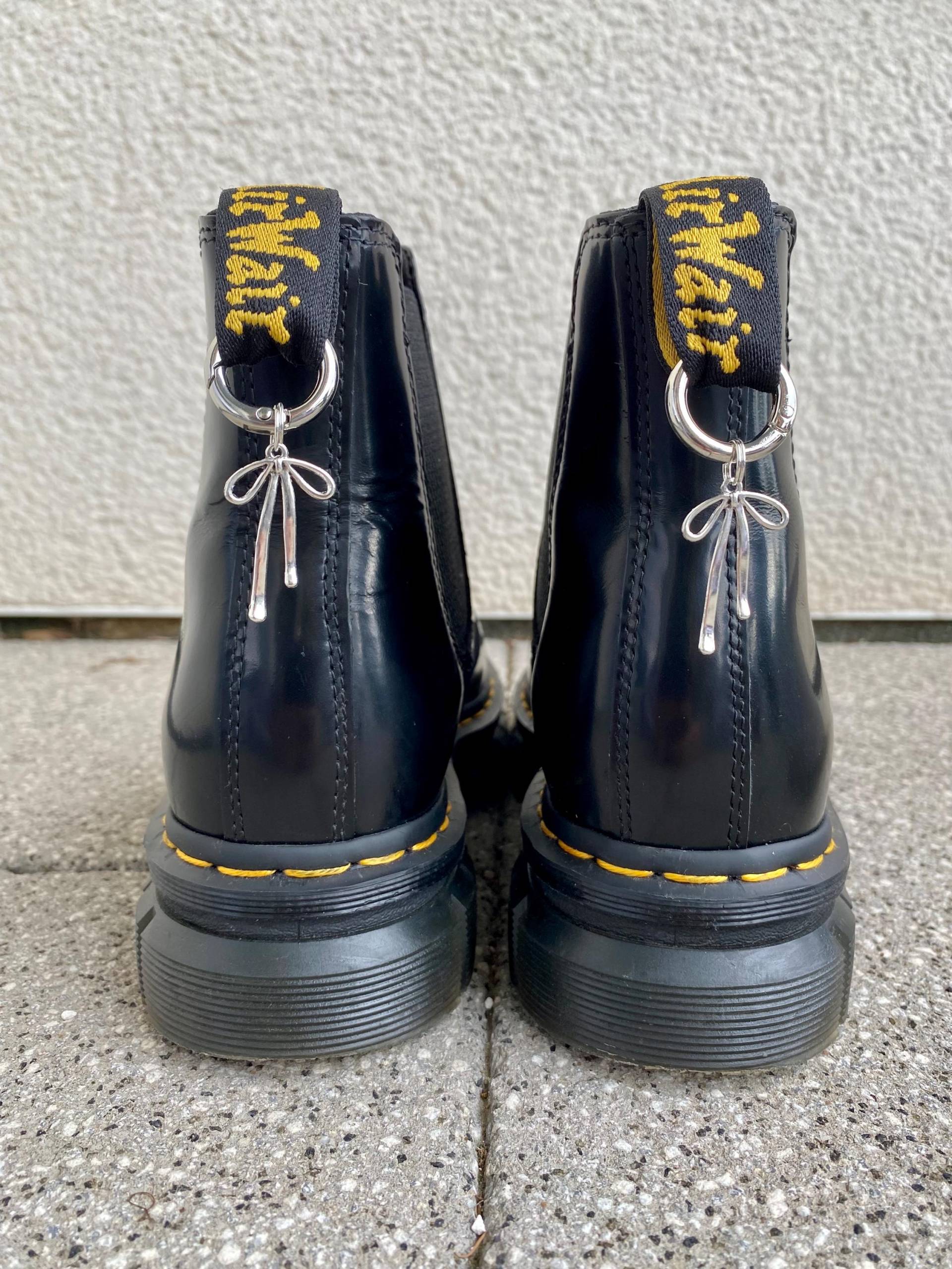 Doc Martens Charms, Schuh Anhänger Schleife, Stiefel Boots Schuhkette, Schleife Charm, Grunge Punk Gothic Accessoires Silber von SouleCharms