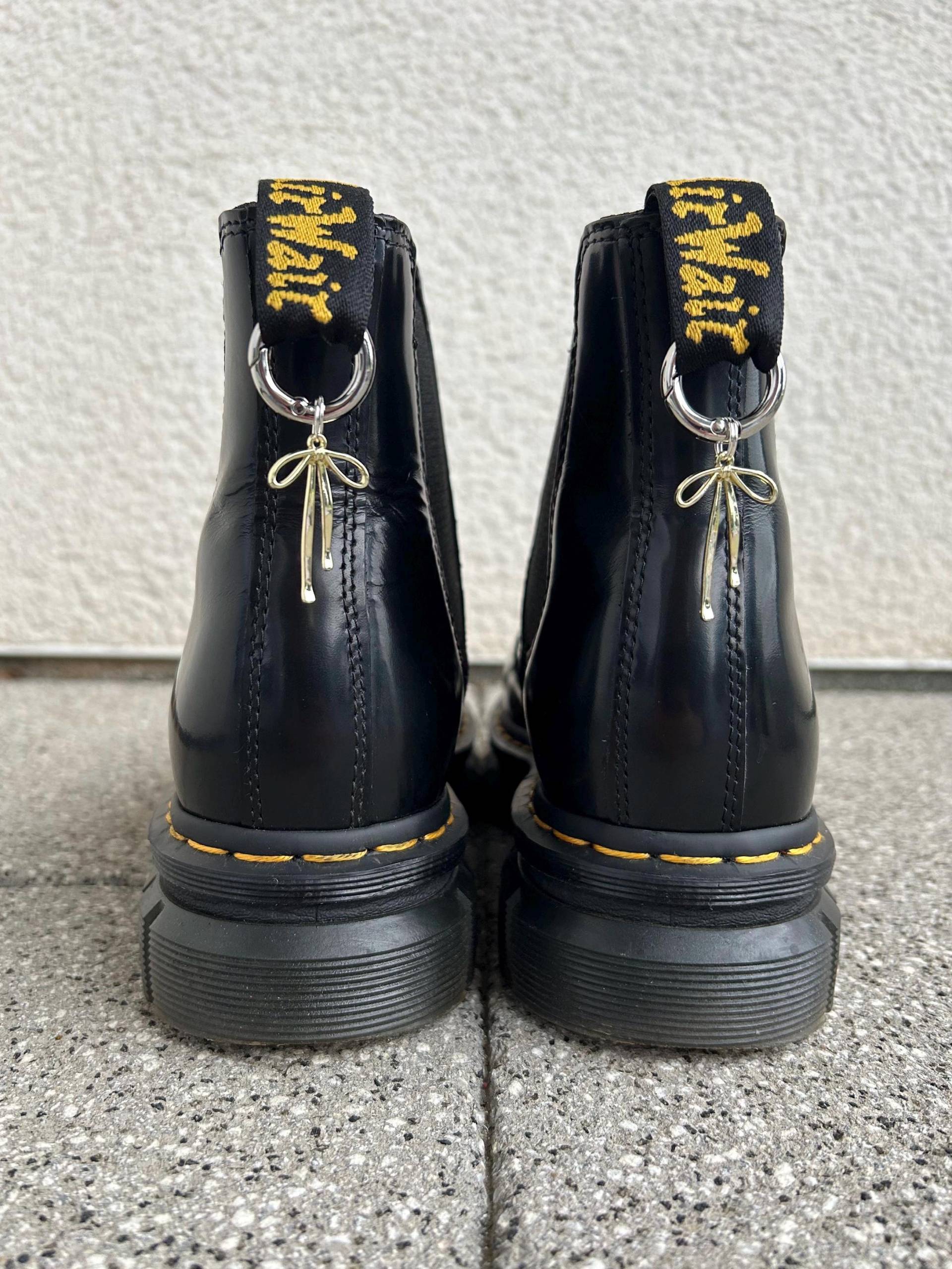 Doc Martens Charms, Schuh Anhänger Schleife, Stiefel Boots Schuhkette, Schleife Charm, Punk Gothic Accessoires Silber Gold von SouleCharms