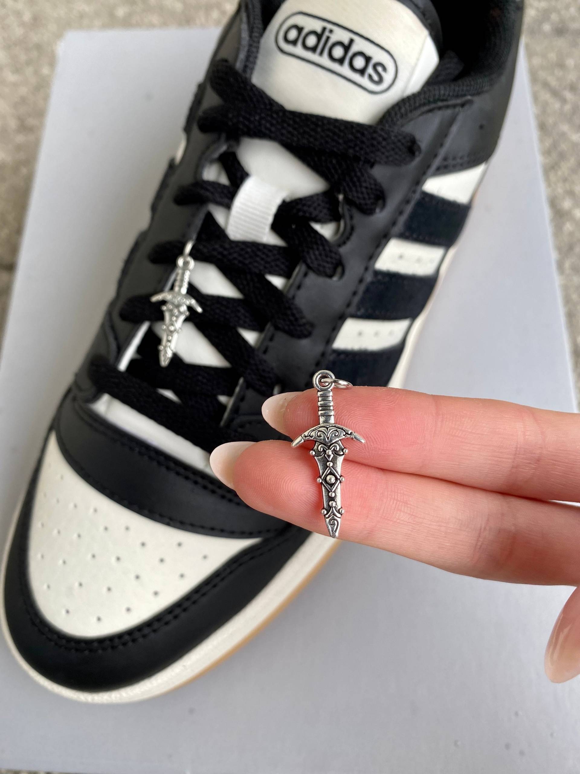 Doc Martens Charms, Schuh Anhänger Schwert, Schnürsenkel Dekoration, Schuhkette, Anhänger, Gothic Grunge Punk Stiefel Boots Charms von SouleCharms