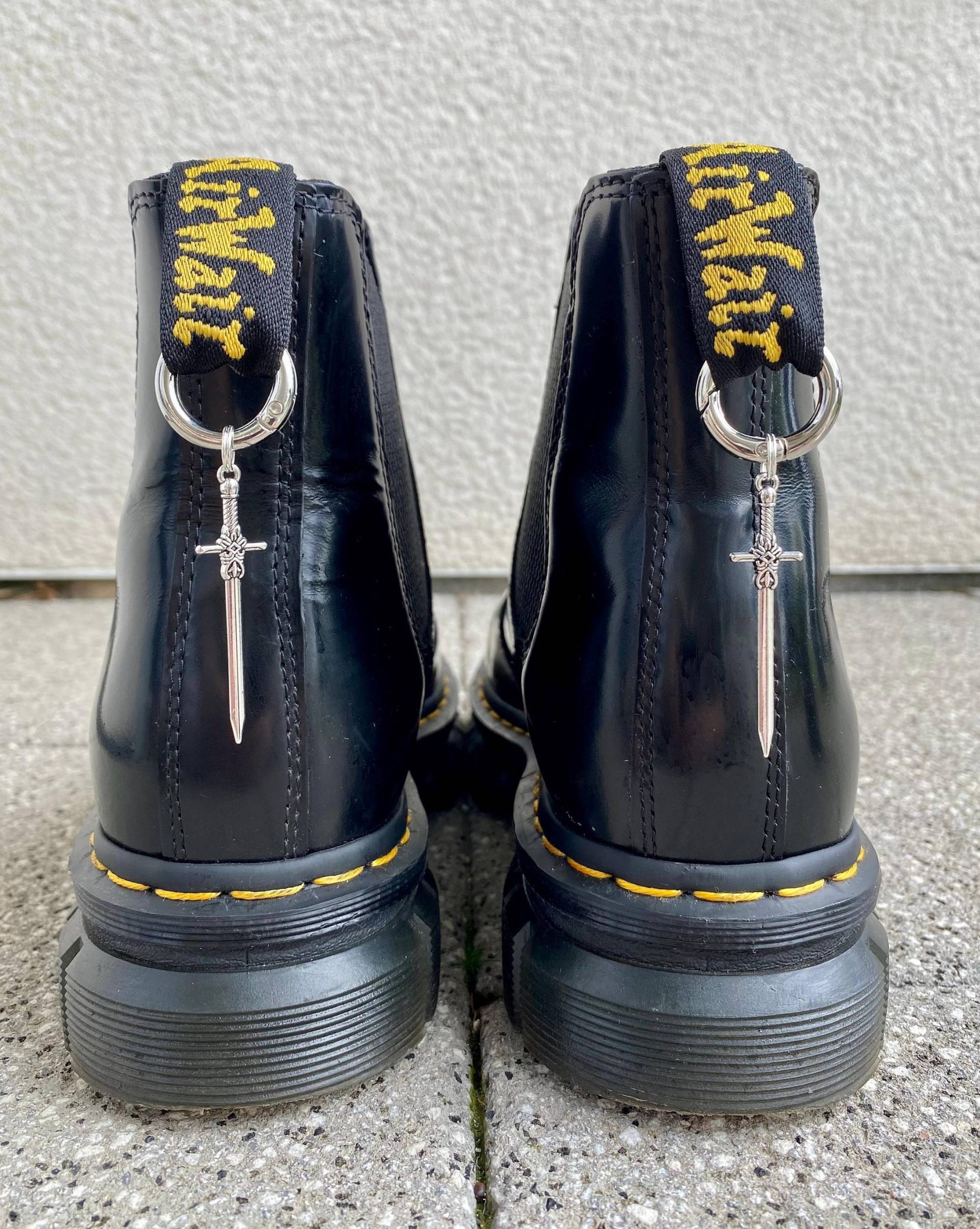 Doc Martens Charms, Schuh Anhänger Schwert, Stiefel Boots Schuhkette, Schwert Charm, Grunge Punk Gothic Accessoires, Silber von SouleCharms