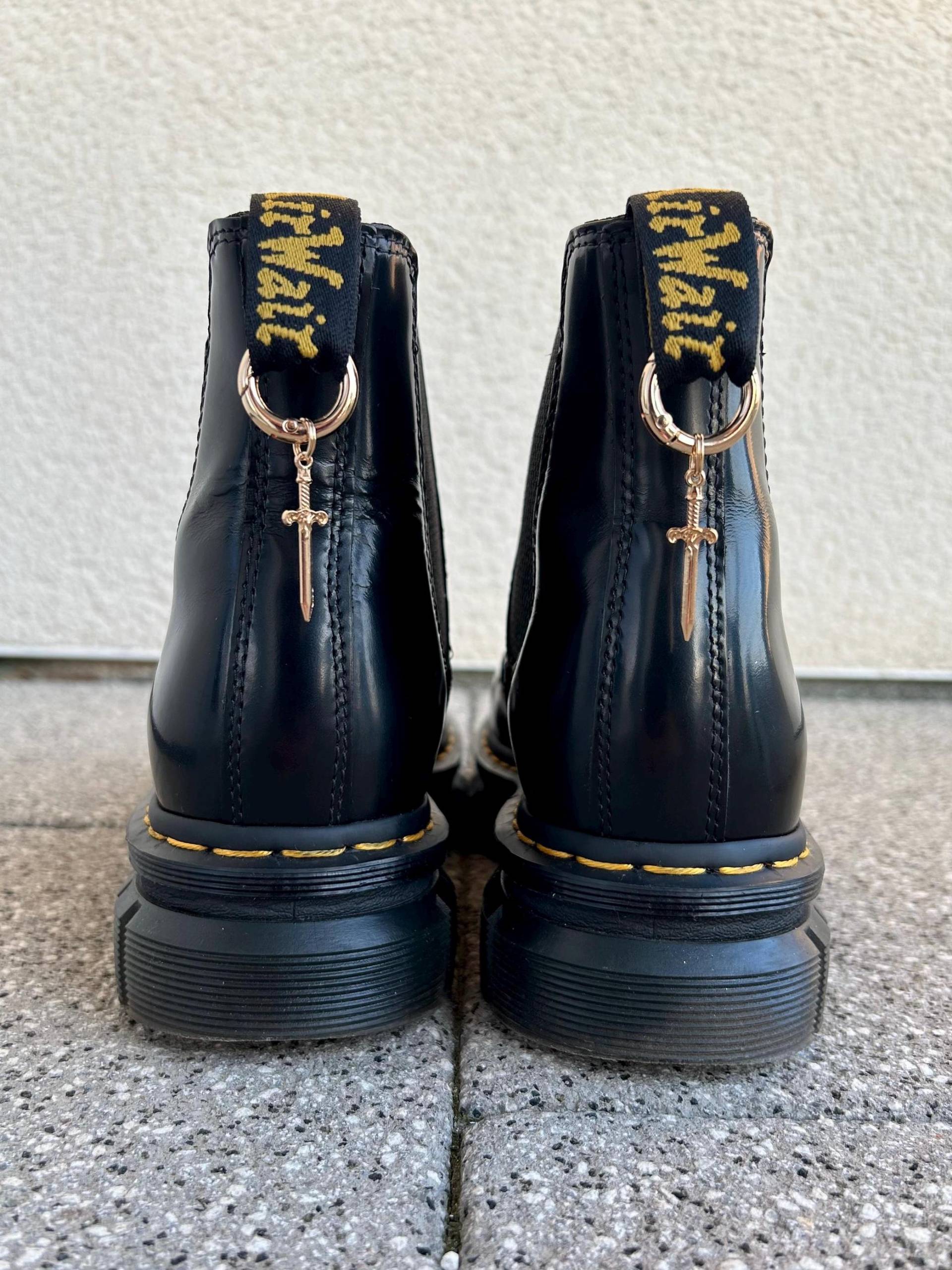 Gold Schwert Boot Anhänger, Punk Gothic Schuhzubehör von SouleCharms