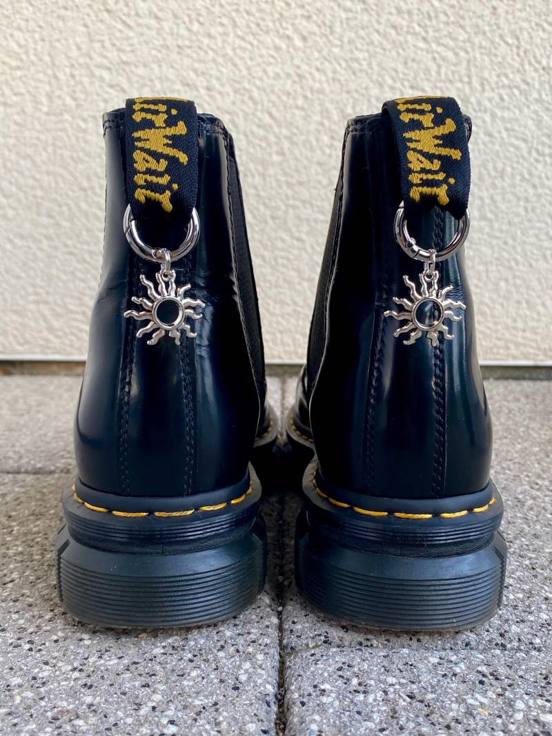 Doc Martens Charms, Schuh Anhänger Sonne, Stiefel Boots Schuhkette, Sonnen Charm, Grunge Punk Gothic, Accessoires, Silber Schmuck von SouleCharms