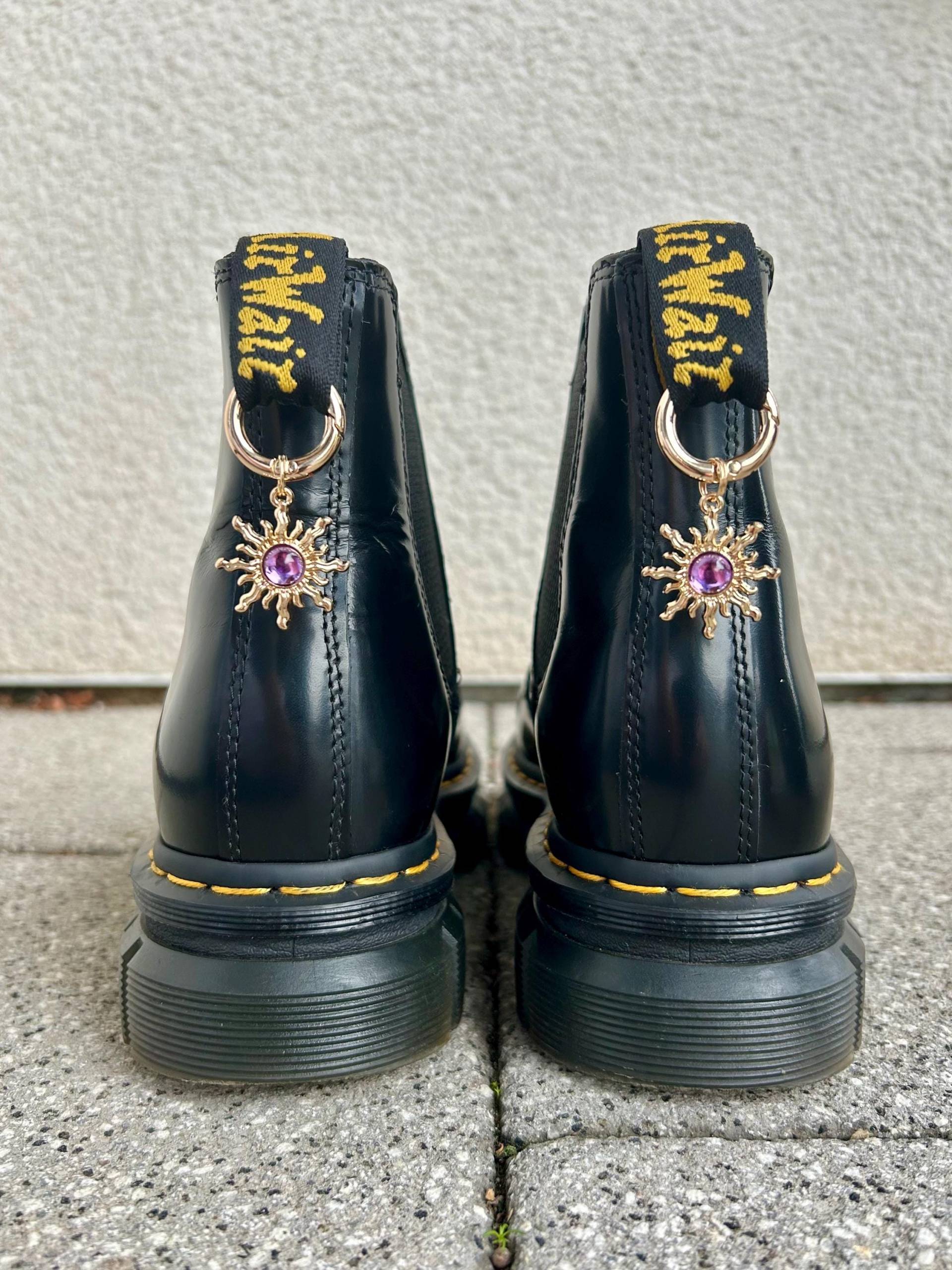 Doc Martens Charms, Schuh Anhänger Sonne Lila, Stiefel Boots Schuhkette, Grunge Punk Gothic Charm, Accessoires, Goldschmuck von SouleCharms