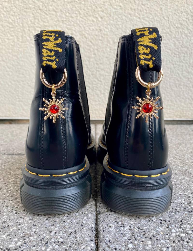 Doc Martens Charms, Schuh Anhänger Sonne Rot, Stiefel Boots Schuhkette, Charm, Grunge Punk Gothic Accessoires, Goldschmuck von SouleCharms
