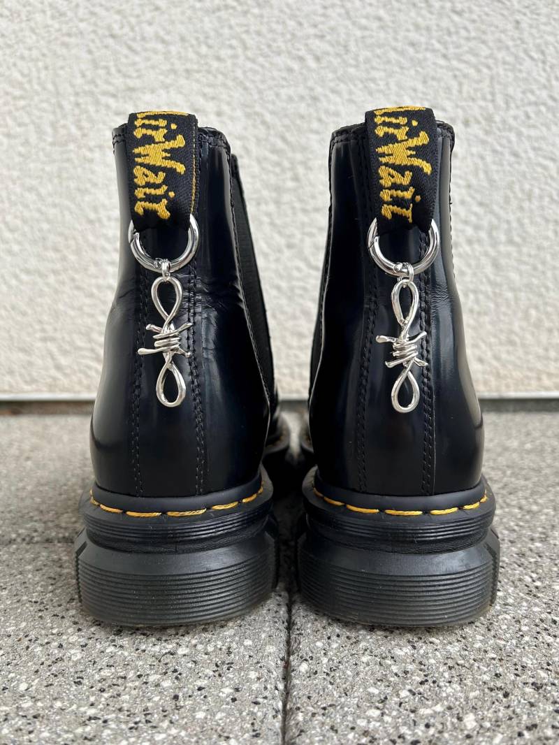 Doc Martens Charms, Schuh Anhänger Stacheldraht, Stiefel Boots Schuhkette, Motten Charm, Punk Gothic Accessoires, Silberschmuck von SouleCharms