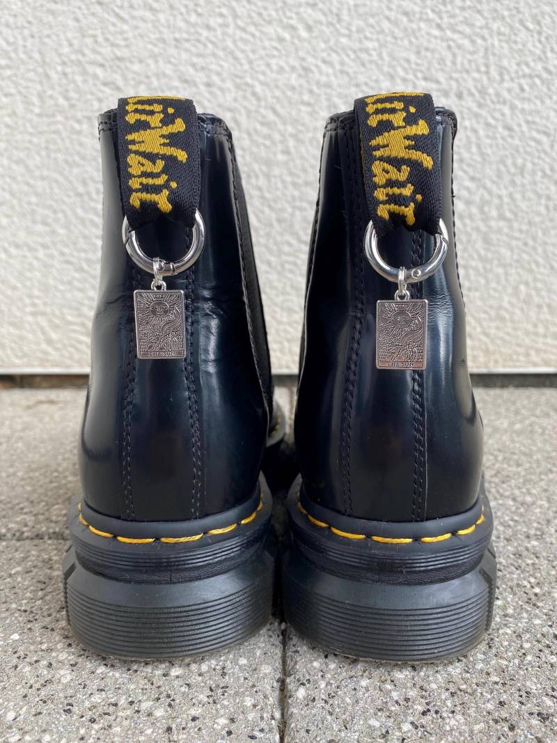 Doc Martens Charms, Schuh Anhänger Taro Karte Sonne, Stiefel Boots Kette, Grunge Punk Gothic, Accessoires, Silber Schmuck von SouleCharms