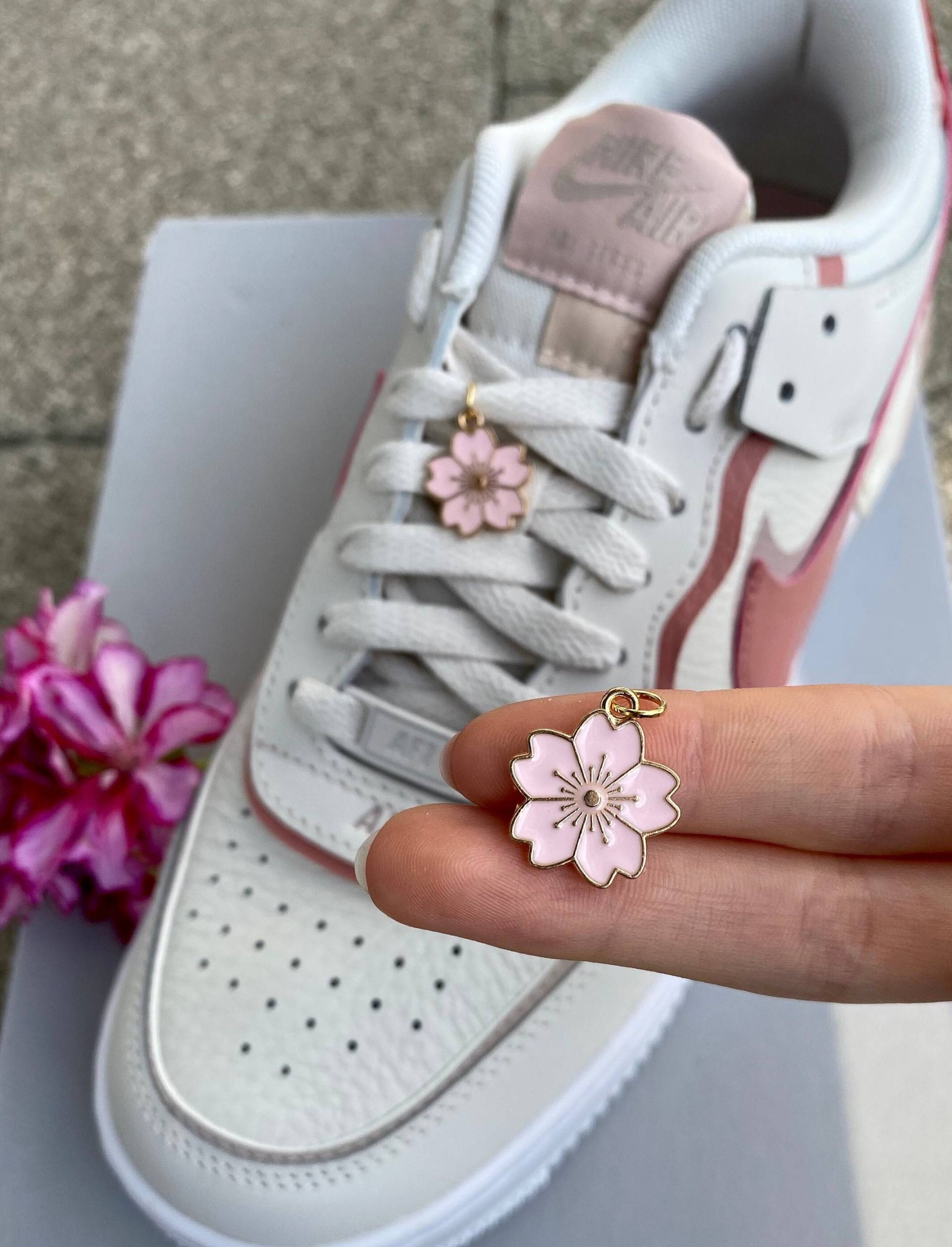 Schuh Anhänger Blume, Kirsch Anhänger, Schnürsenkelblüten Dekoration, Charms, Schuhanhänger, Schuhkette, Kettenanhänger, Air Force 1 von SouleCharms