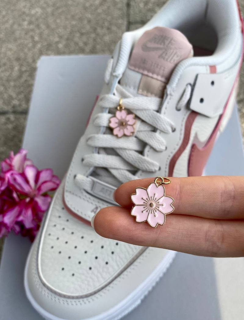 Schuh Anhänger Blume, Kirsch Anhänger, Schnürsenkelblüten Dekoration, Charms, Schuhanhänger, Schuhkette, Kettenanhänger, Air Force 1 von SouleCharms