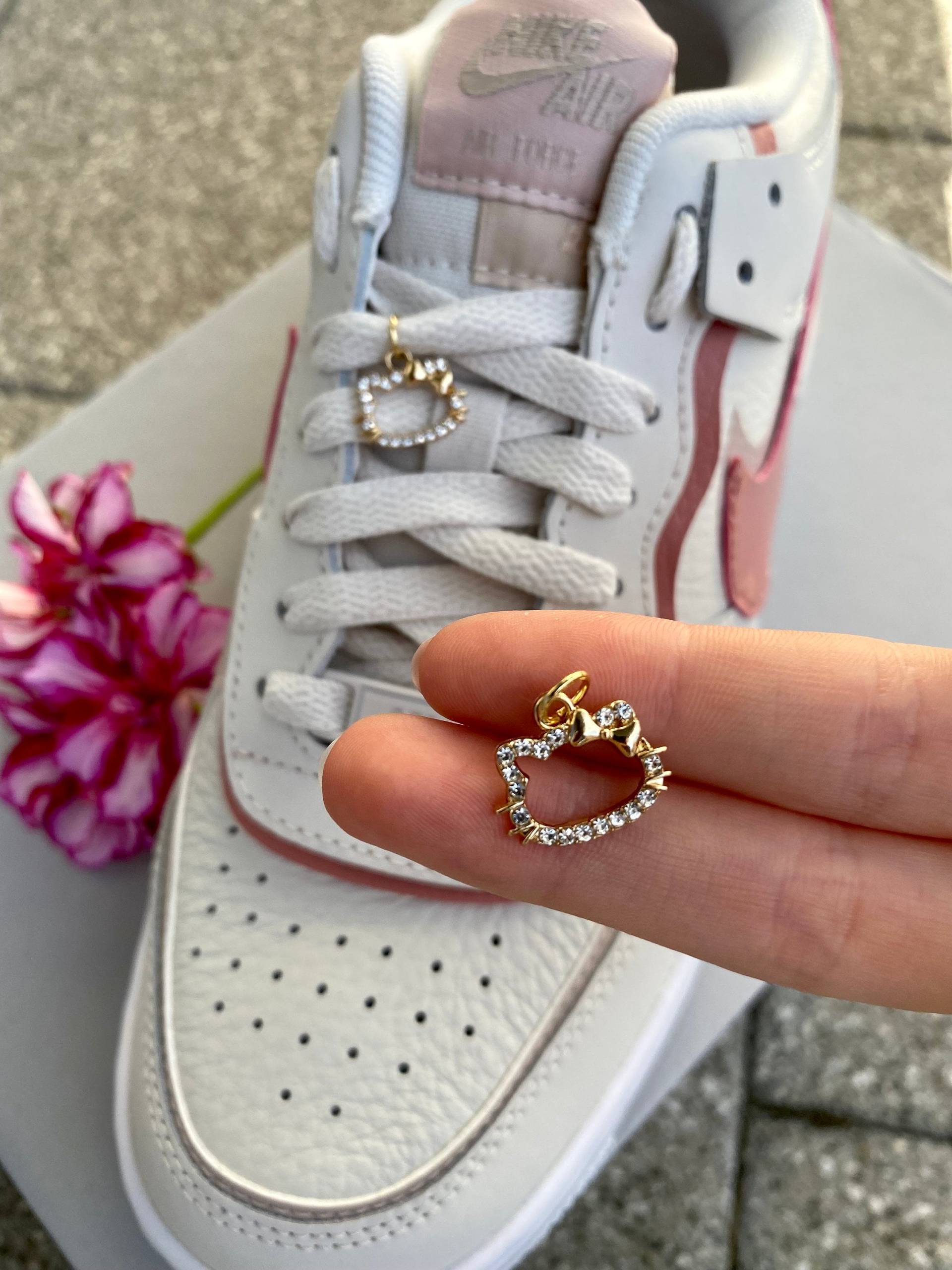 Schuh Anhänger Katze, Kitty, Schnürsenkel Dekoration, Charms, Schuhanhänger, Schuhkette, Ketten Anhänger, Air Force 1, Weiß von SouleCharms