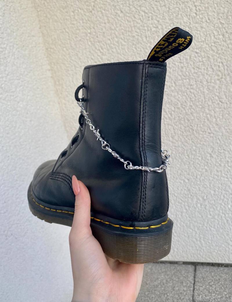 Schuhkette Stiefel, Doc Martens Kette, Schuh Anhänger Boots, Schnürsenkel Grunge Punk Gothic Charm, Accessoires, Silberschmuck von SouleCharms
