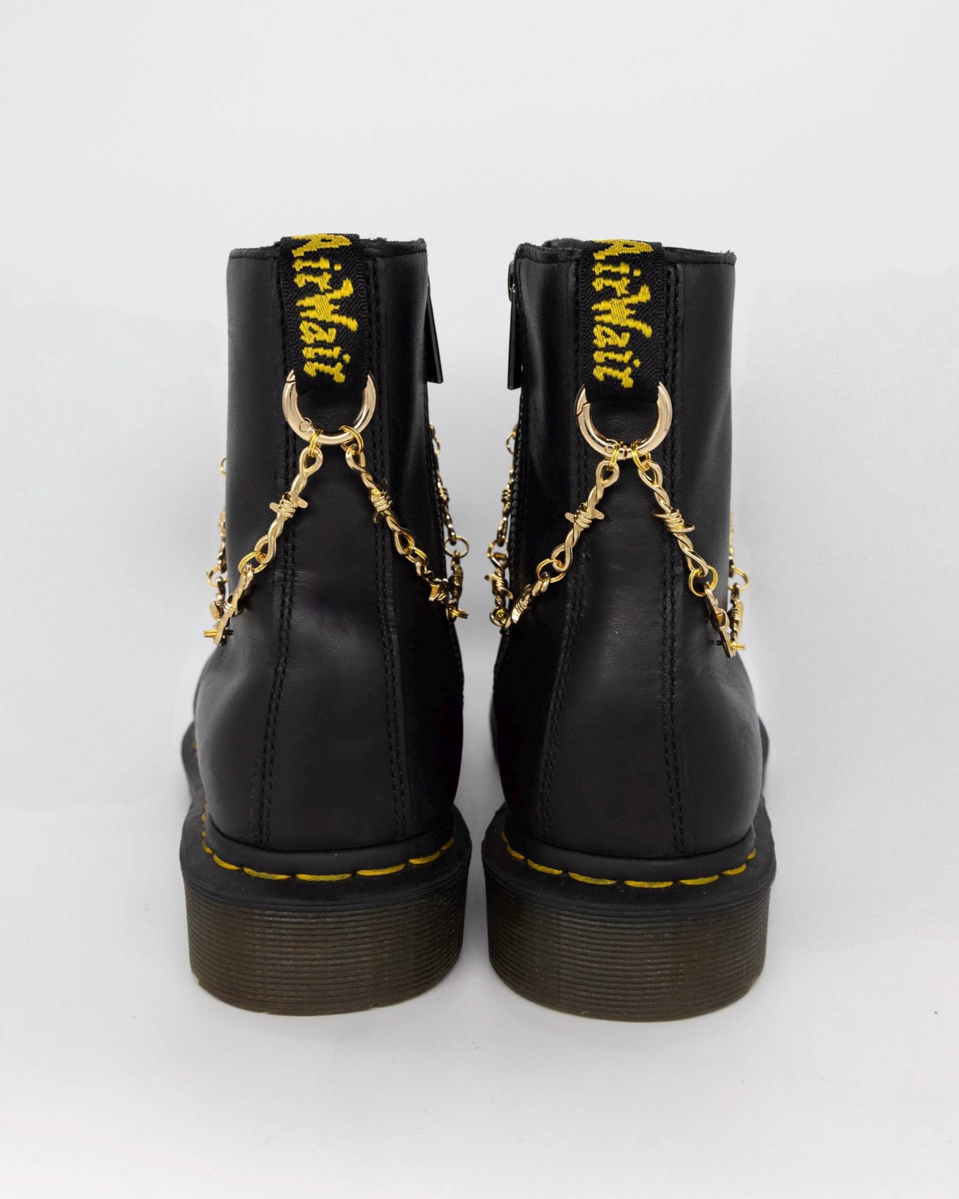 Schuhkette Stiefel Doppelseitig, Doc Martens Kette, Schuh Anhänger Boots, Schnürsenkel Punk Gothic Charm, Accessoires, Goldschmuck von SouleCharms
