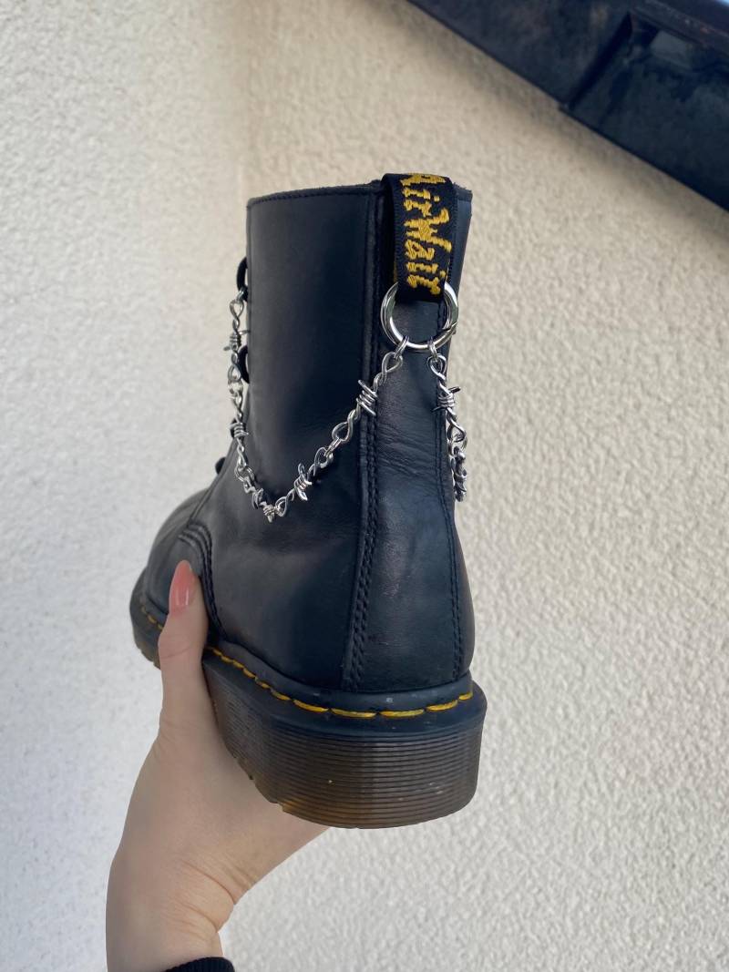 Schuhkette Stiefel Doppelseitig, Doc Martens Kette, Schuh Anhänger Boots, Schnürsenkel Punk Gothic Charm, Accessoires, Silberschmuck von SouleCharms