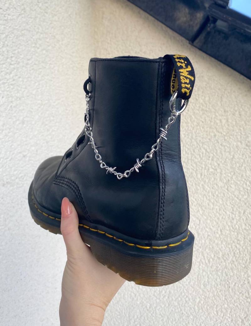 Schuhkette Stiefel Einseitig, Doc Martens Kette, Schuh Anhänger Boots, Schnürsenkel Punk Gothic Charm, Accessoires, Silber Schmuck von SouleCharms