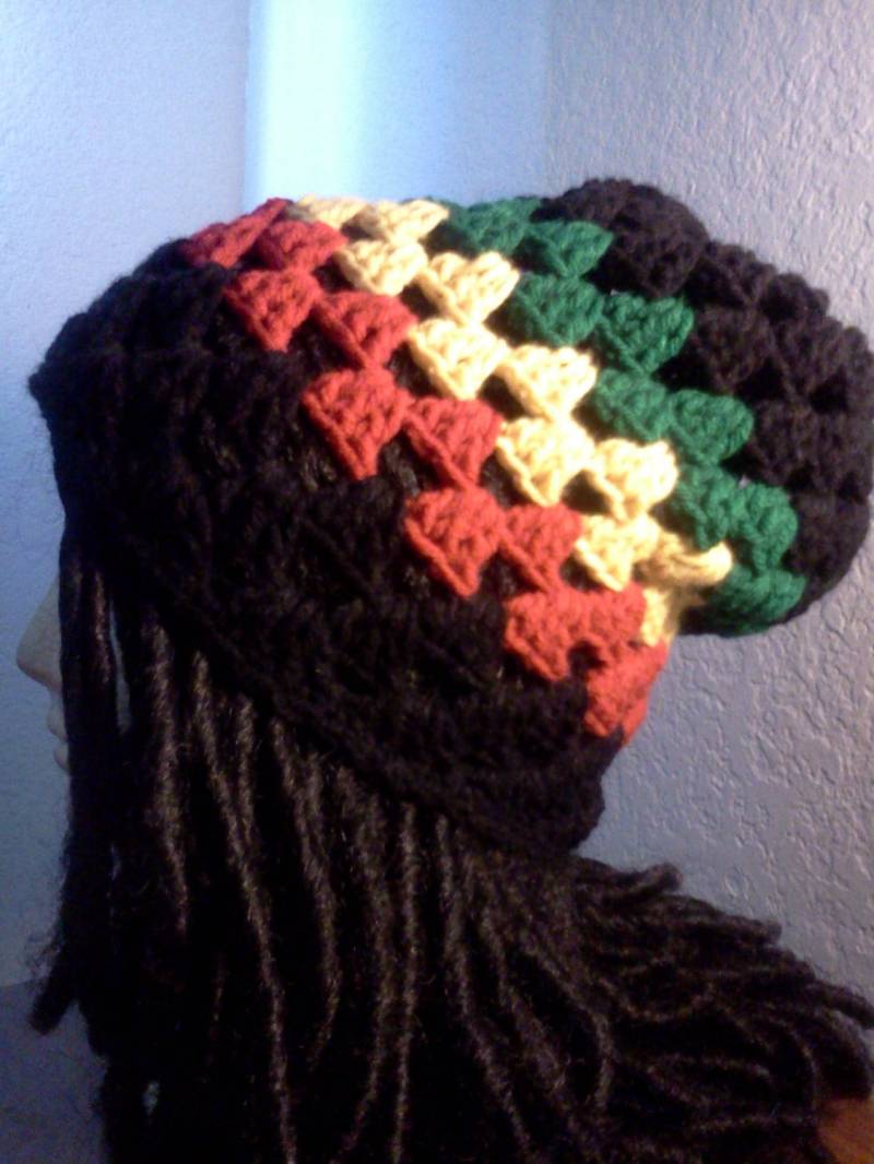 Benutzerdefinierte Rastafarian Grandma Square Slouchy Mütze // Gehäkelte Tams Unisex Rasta Hats von SoulfulStitchery