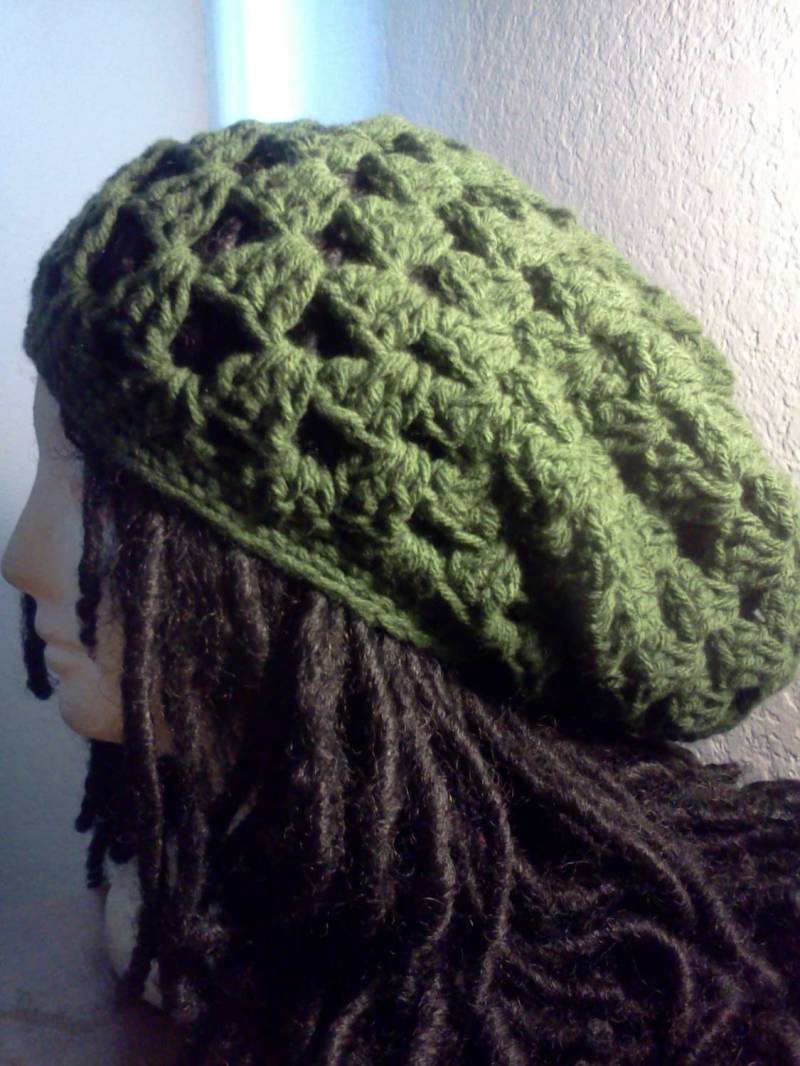 Personalisierte Gehäkelte Oma Square Tam // Ooak Slouchy Rasta Dread Hüte Unisex Weihnachtsgeschenke Kwanzaa Geschenke von SoulfulStitchery