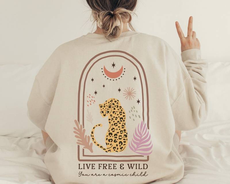 Boho Sweater Free Wild Leopard Cute Girly Gepard Backprint Pullover Cosmic Child Pulli Damen Kuschelpulli Celestial Moon von SoulgoodiesDesigns