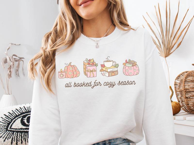 Book Sweatshirt Cozy Season Bookish Shirt Herbst Pullover Merch Girly Reader von SoulgoodiesDesigns