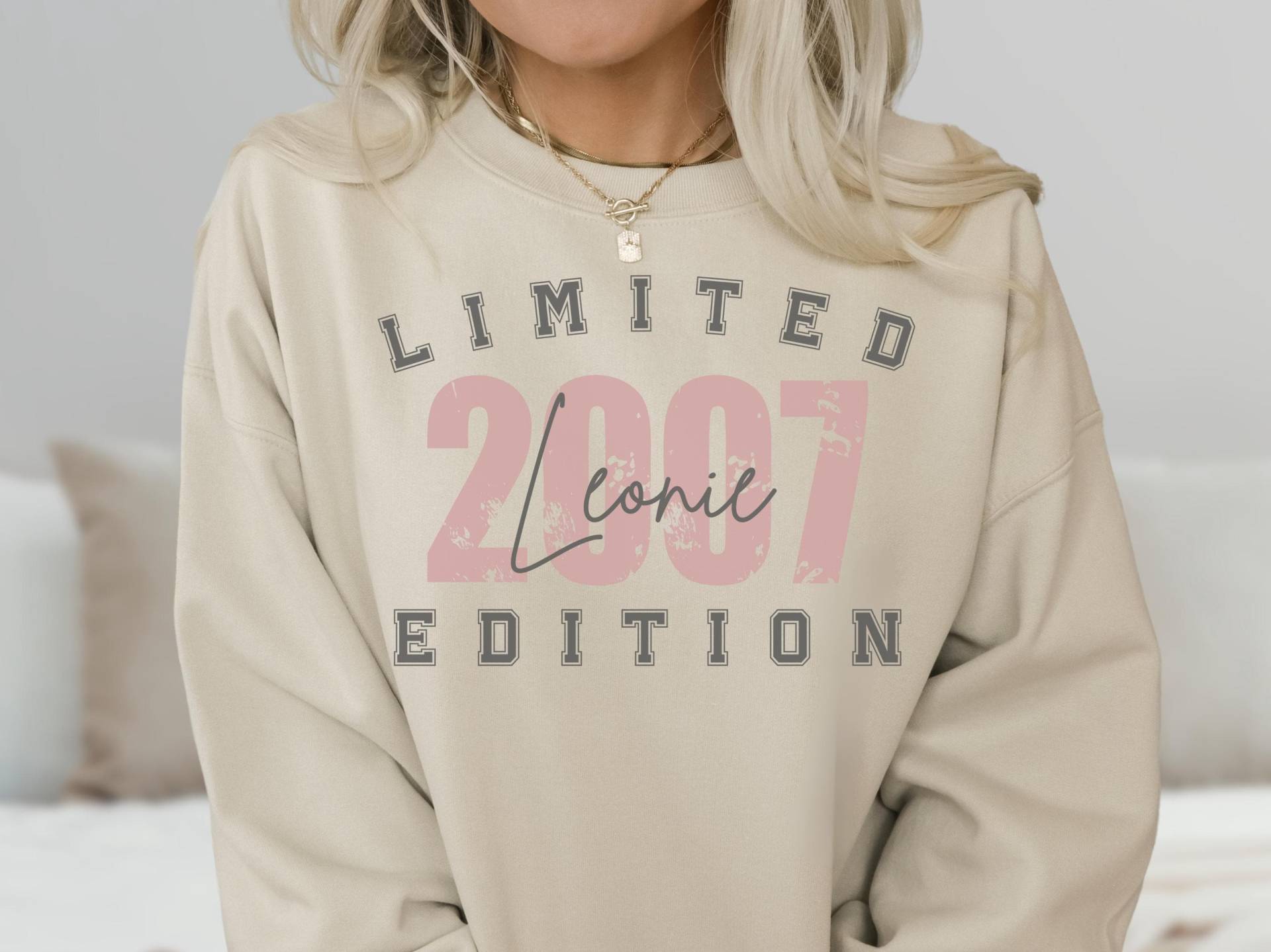 Personalisiertes Sweatshirt Limited Edition 18 Geburtstag Mädchen Shirt Geschenk Volljährig Personalisiertes Sweatshirt Limited Edition 18 Geburtstag Mädchen Shirt Geschenk Volljährig von SoulgoodiesDesigns