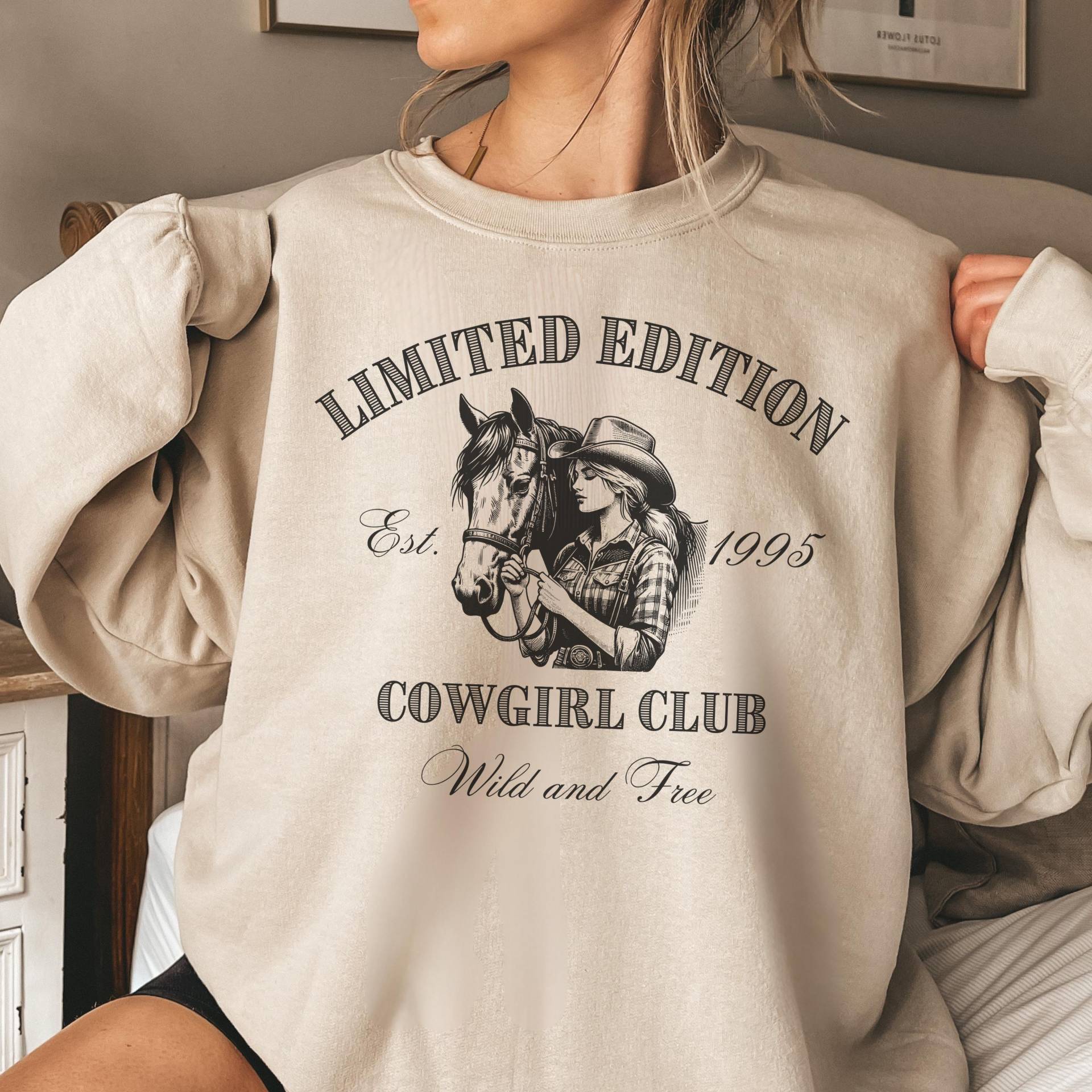 Western Sweatshirt Cowgirl Club Shirt Country Style Reiterin Geschenk Outfit Pferdeliebhaber Vintage Rodeo Pullover von SoulgoodiesDesigns