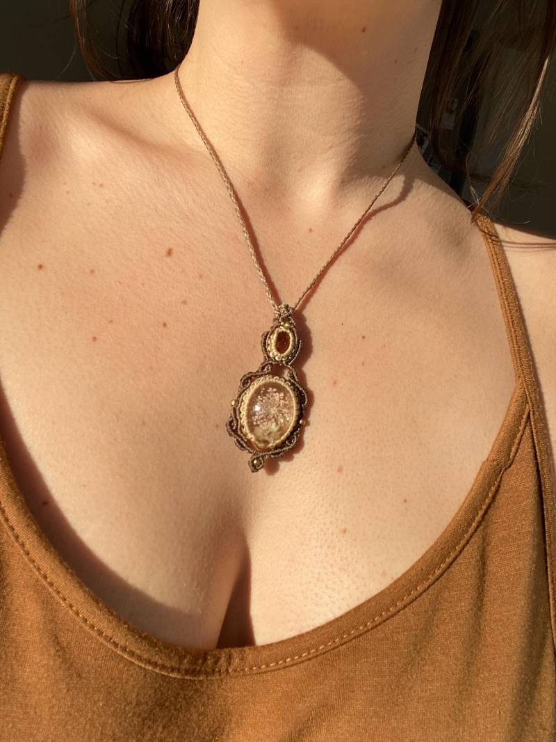 Citrin Epoxidharz Bume Makramee Halskette Citrin Epoxidharz Bume Makramee Halskette von SoulpiecesbyAmelie