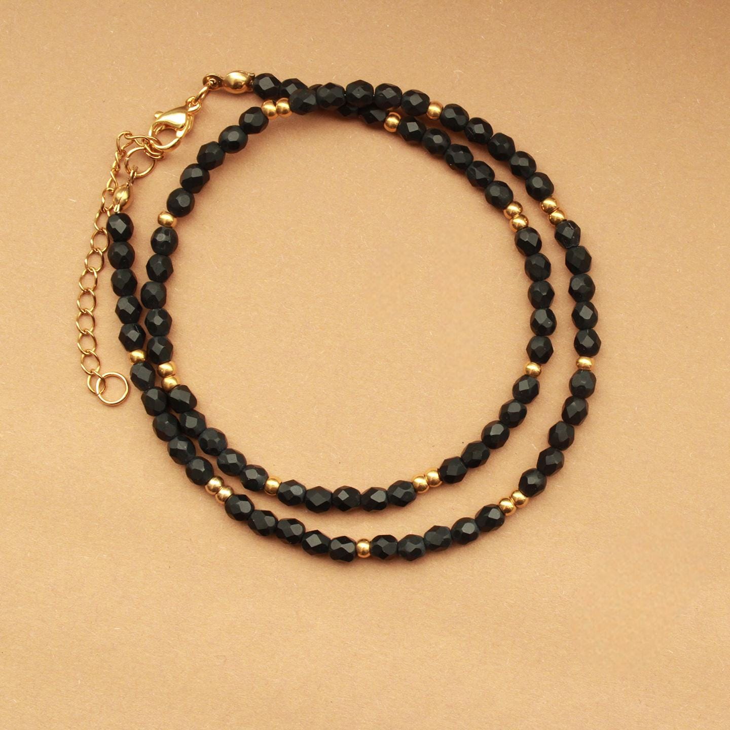 Schwarze Perlenkette Mit Goldenen Edelstahlperlen, Halskette Schwarz Matt von SoulsAndStories