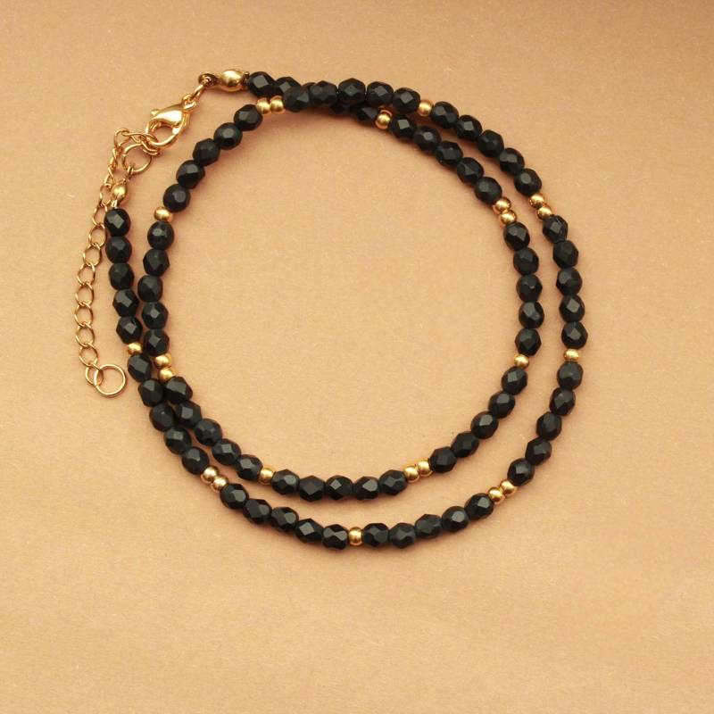 Schwarze Perlenkette Mit Goldenen Edelstahlperlen, Halskette Schwarz Matt von SoulsAndStories