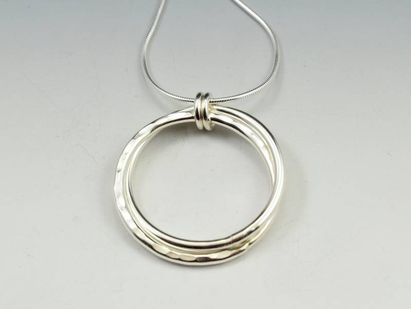 Pe616 - Sterling Doppel-Ring-Anhänger Groß von SoulsJourneyJewelry