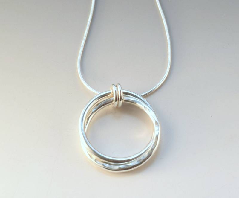 Pe616A - Sterling Doppel-Ring-Anhänger Klein von SoulsJourneyJewelry
