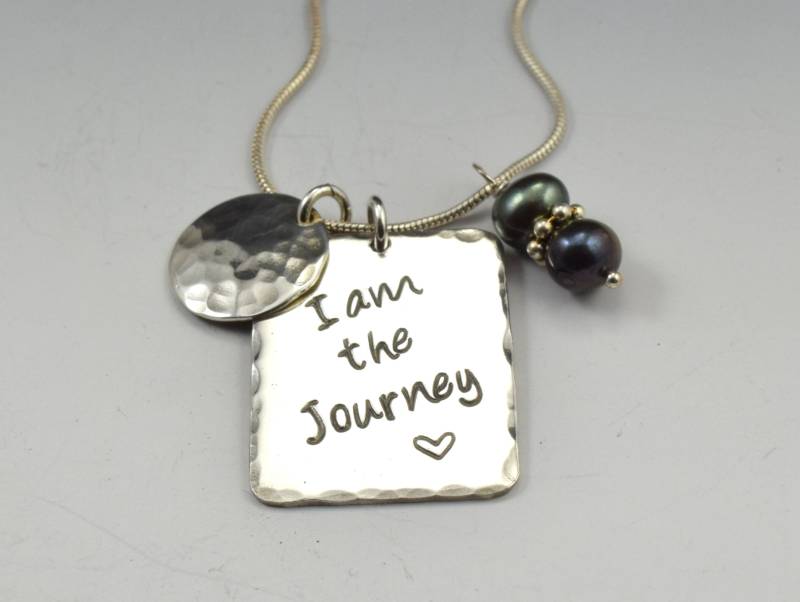Pe700 - Sterling Silber Zitat Anhänger "Ich Bin Die Reise" von SoulsJourneyJewelry
