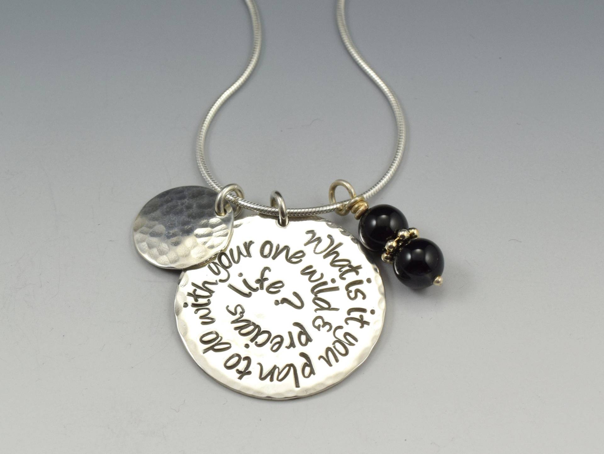 Pe719 - Sterling Silber Zitat Anhänger "What Is It Plan To Do With Your One Wild & Precious Life?" von SoulsJourneyJewelry