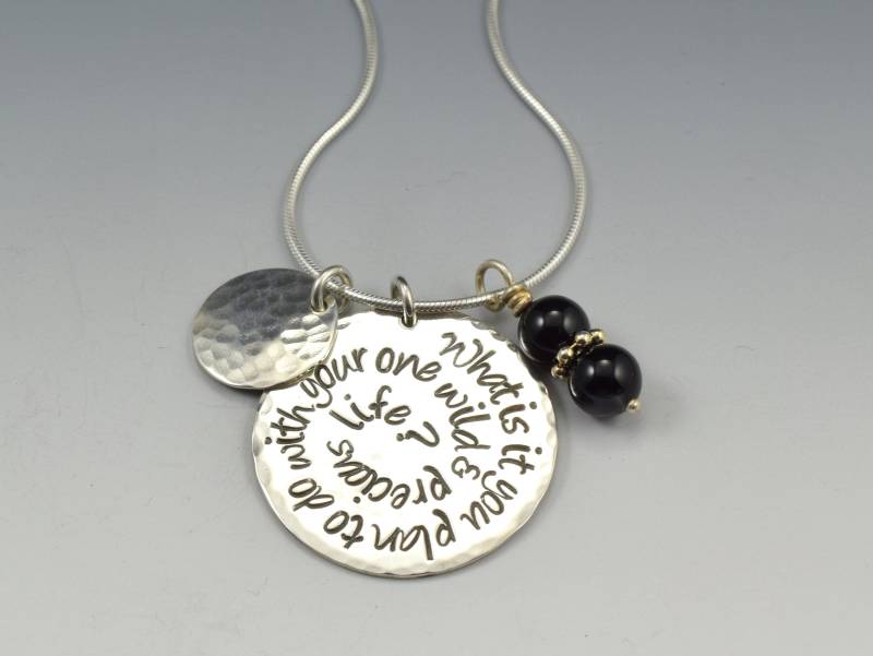 Pe719 - Sterling Silber Zitat Anhänger "What Is It Plan To Do With Your One Wild & Precious Life?" von SoulsJourneyJewelry