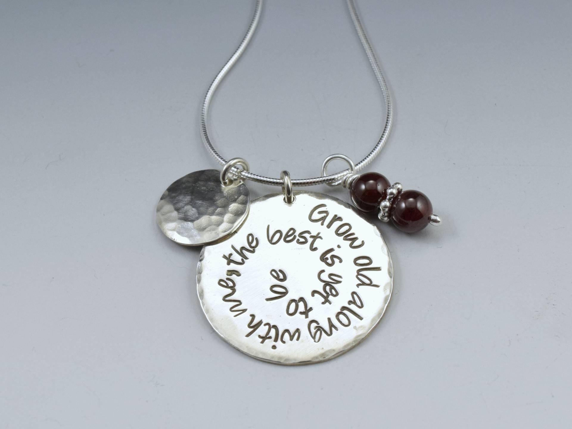 Pe728 - Sterling Silber Zitat Anhänger"Wachsen Alt Zusammen Mit Mir, Das Beste Ist Noch Zu Sein" von SoulsJourneyJewelry
