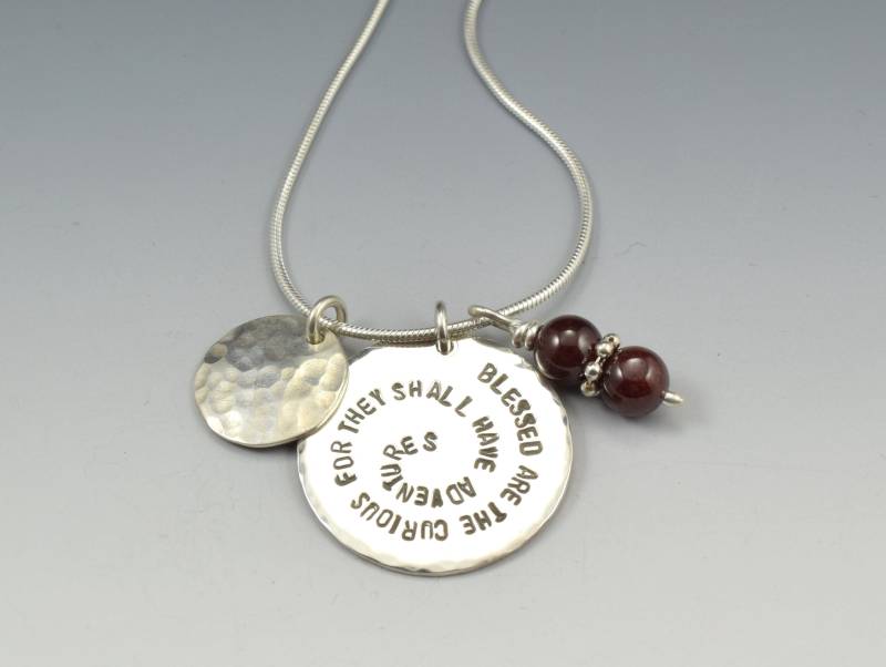 Pe730 - Sterling Silber Zitat Anhänger "Selig Sind Die Neugierigen Für Sie Werden Abenteuer Haben" von SoulsJourneyJewelry