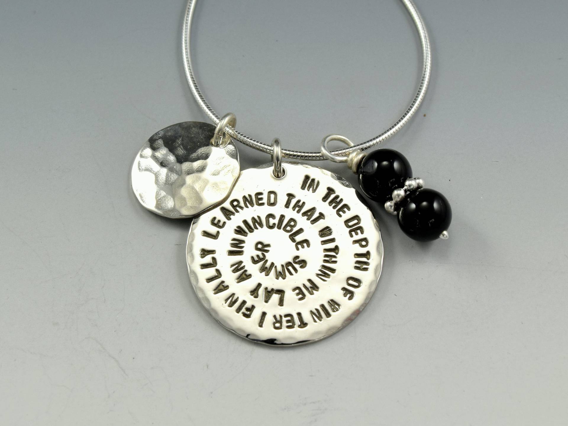 Pe734 - Sterling Silber Zitat Anhänger "In Der Tiefe Des Winters Lernte Ich Endlich, Dass in Mir Lag Ein Unbesiegbarer Sommer" von SoulsJourneyJewelry