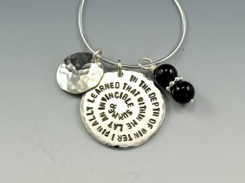 Pe734 - Sterling Silber Zitat Anhänger "In Der Tiefe Des Winters Lernte Ich Endlich, Dass in Mir Lag Ein Unbesiegbarer Sommer" von SoulsJourneyJewelry