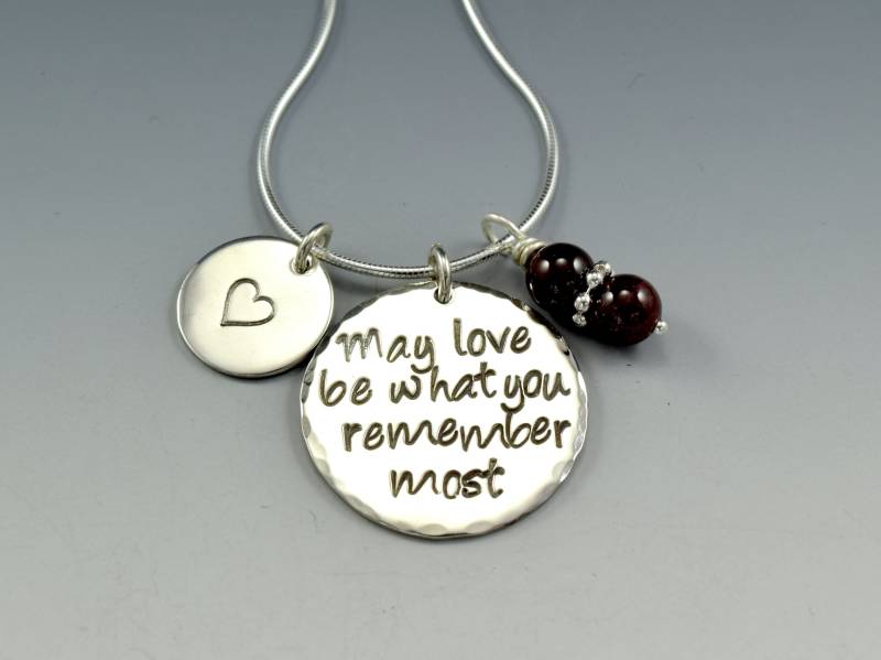 Pe737 - Sterling Silber Zitat Anhänger "Kann Liebe Sein, Was Sie Sich Am Meisten Erinnern" von SoulsJourneyJewelry