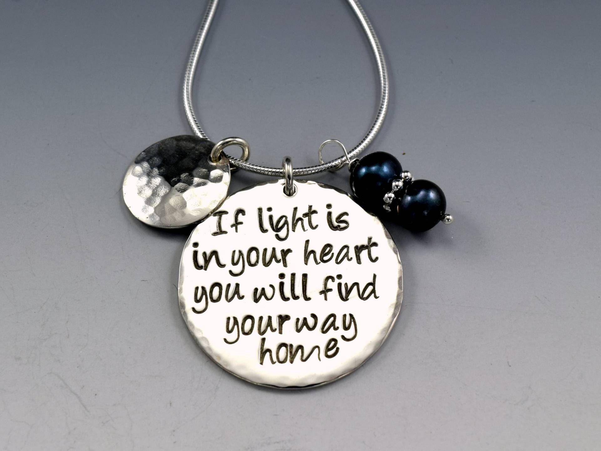 Pe738 - Sterling Silber Zitat Anhänger "Wenn Licht in Ihrem Herzen Ist, Werden Sie Ihren Weg Nach Hause Finden" von SoulsJourneyJewelry