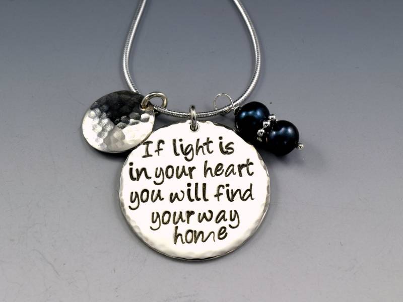 Pe738 - Sterling Silber Zitat Anhänger "Wenn Licht in Ihrem Herzen Ist, Werden Sie Ihren Weg Nach Hause Finden" von SoulsJourneyJewelry