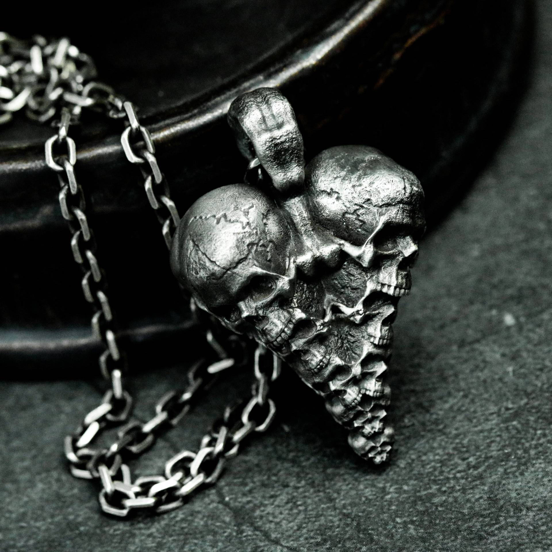Verbundene Totenköpfe 925 Silber Anhänger - Upside Down Skull Stacked Tower Gothic Herren Geschenk Halskette von SoulsLament