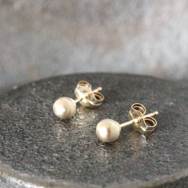 Handgemachte Matte Gold Ohrstecker - 4 Mm Sterling Silber Beiträge von SoundsofSilver