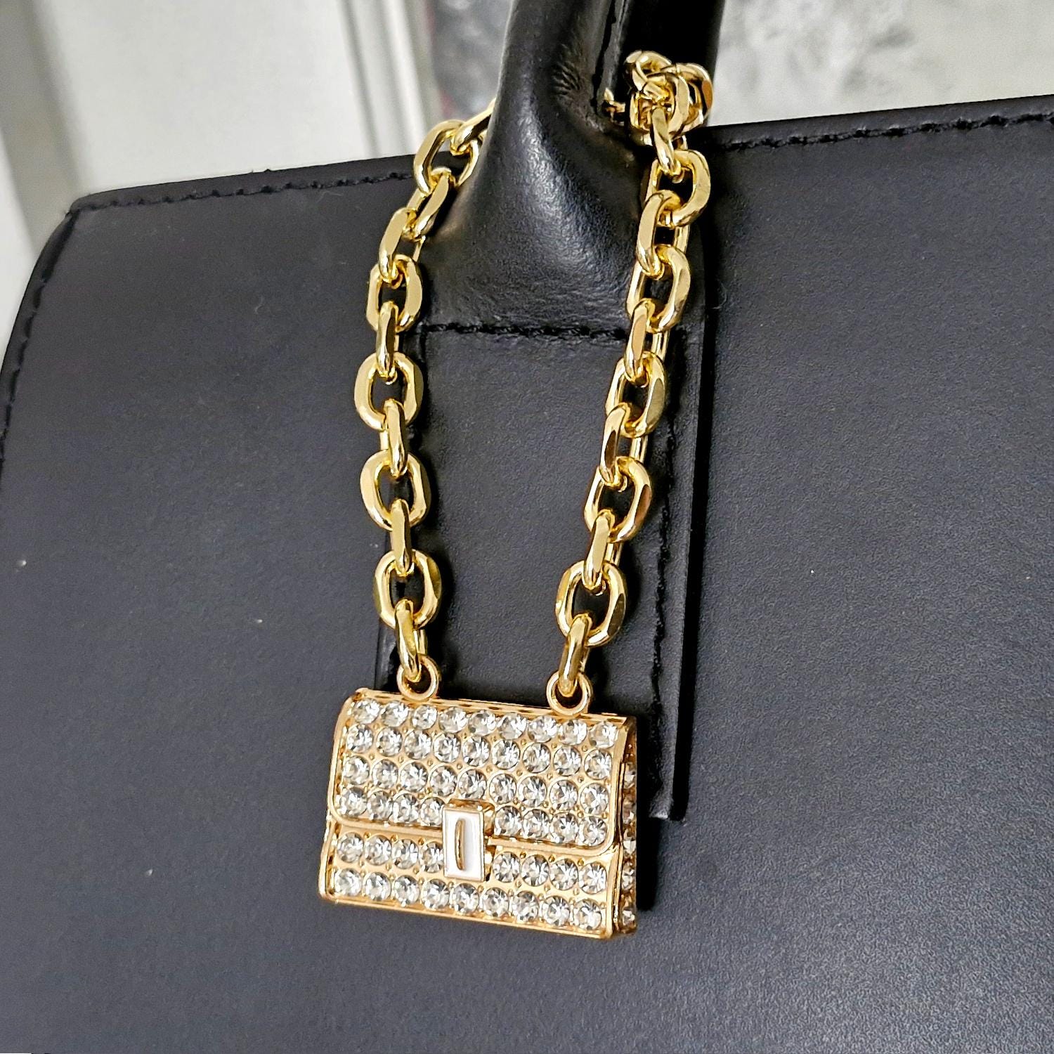 Funkelnde Strass & Gold Satchel Geldbörse Handtasche Charme Funkelnde Strass & Gold Satchel Geldbörse Handtasche Charme von SourceJewellery