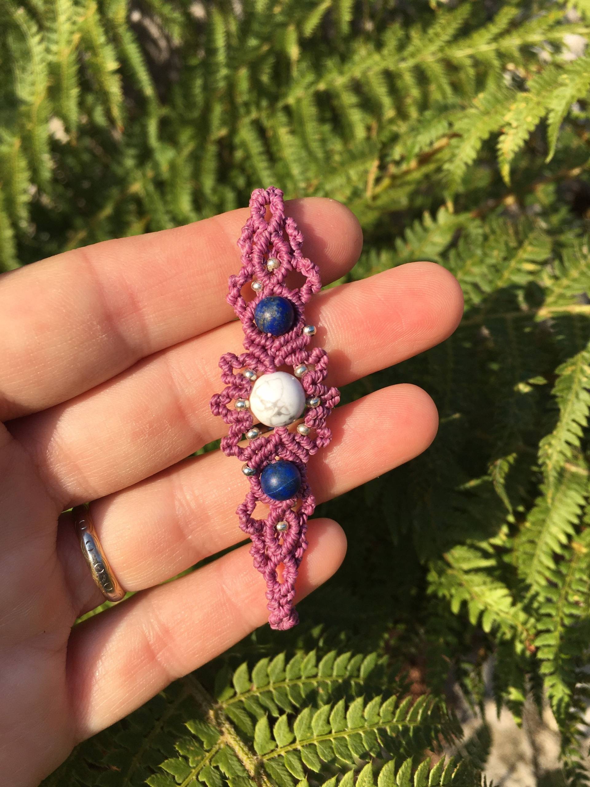 Lilafarbenes Mikro-Makramee-Armband in Blumenform Mit Howlith - Und Lapislazuli-Perlen Magnetverschluss Lilafarbenes Mikro-Makramee-Armband in Blumenform Mit Howlith - Und Lapislazuli-Perlen Magnetverschluss von Sourceliacreation
