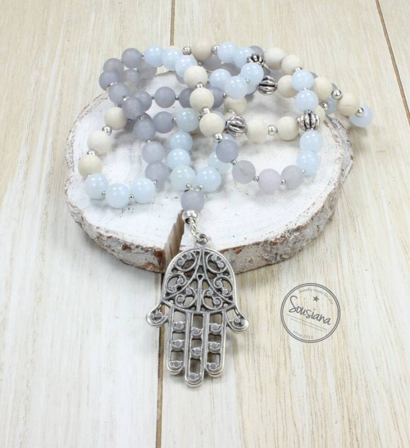 Lange Edelsteinkette Hamsa-Hand Antiksilber Jade Fossil Blau Grau Bettelkette Pastell von Sousiana