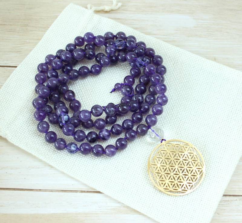 Mala 108 Amethyst Handgeknüpft Edelsteinmala Gebetskette Blume Des Lebens Goldfarben von Sousiana