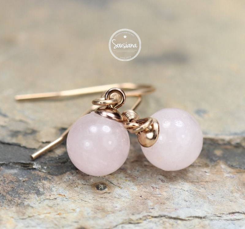 Ohrringe Rosenquarz Kugel 8 Mm Rosegold Ohrhänger Edelstahl Brautschmuck Hängeohrringe von Sousiana