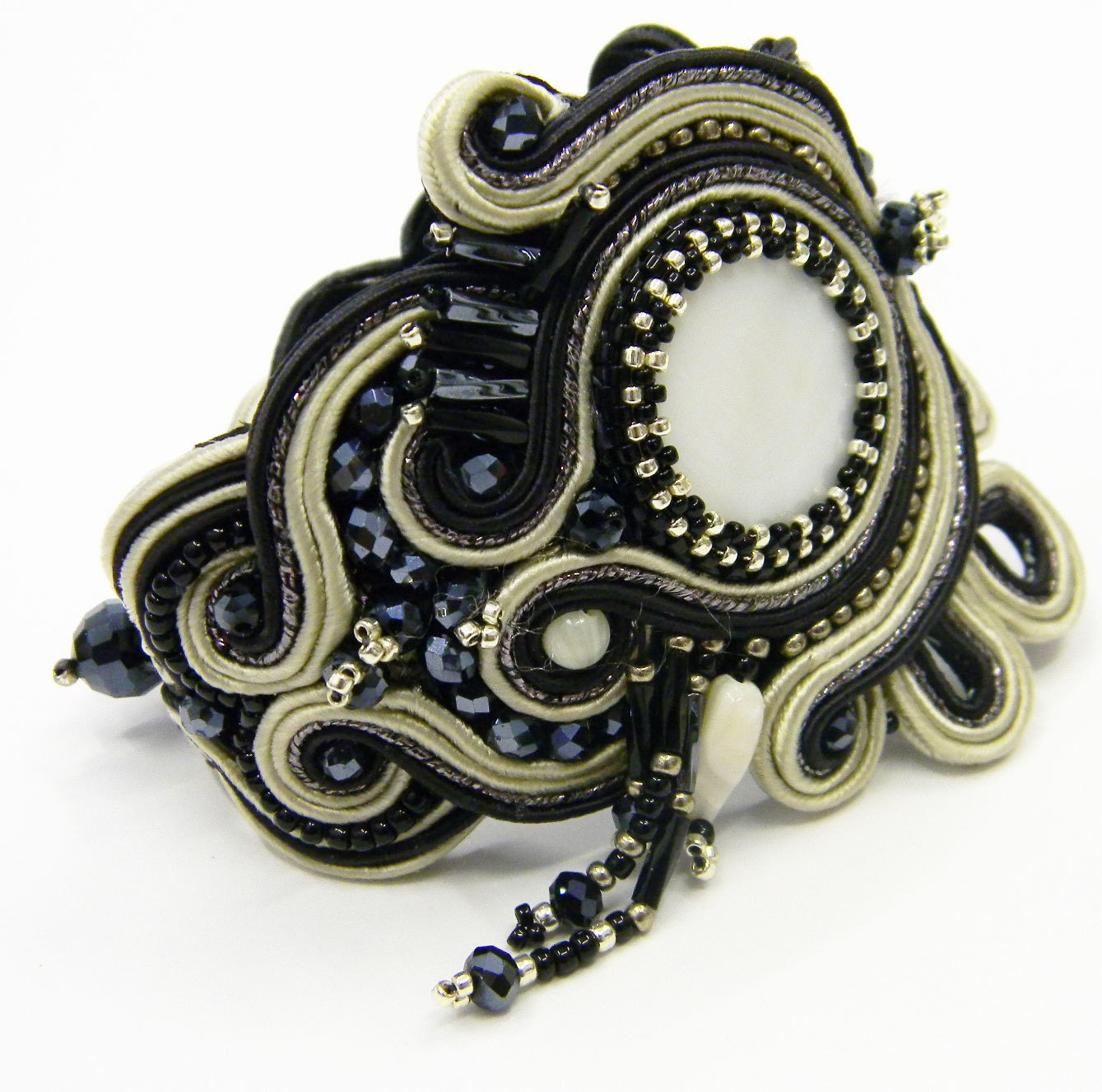 Soutache-Armband, Besticktes Bandarmband. Armband Mit Zentralem Element Aus Schwarzem Und Elfenbeinfarbenem Perlmutt, Soutache-Manschette von SoutacheAmaranta