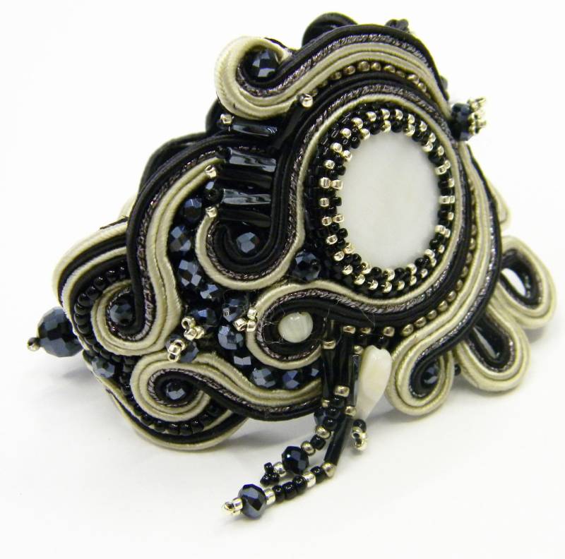 Soutache-Armband, Besticktes Bandarmband. Armband Mit Zentralem Element Aus Schwarzem Und Elfenbeinfarbenem Perlmutt, Soutache-Manschette von SoutacheAmaranta