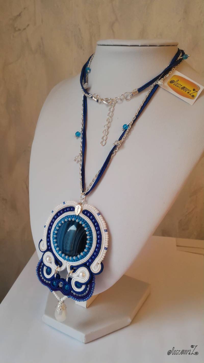 Blauer Soutache Anhänger "Meeresbrise", Blau/Weiß Streifen Achat. Geschenk Für Sie, Handgefertigt Blauer Soutache Anhänger "Meeresbrise", Blau/Weiß Streifen Achat. Geschenk Für Sie, Handgefertigt von SoutacheWorldShop