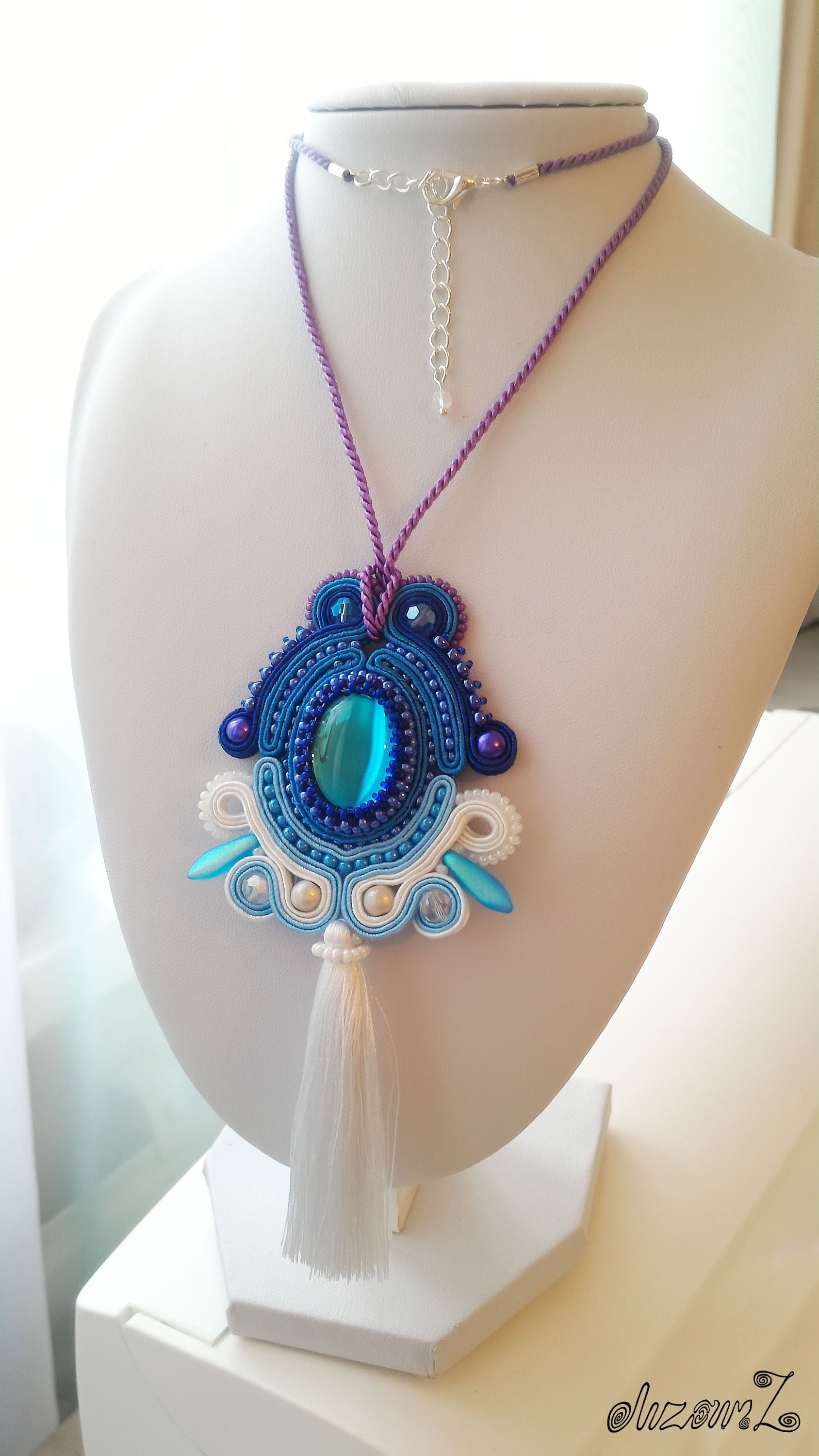 Blauer Soutache Schmuck Der Halsanhänger Mit Weißer Quaste, Blauer Glasstein Violettem Glanz, Ein Langer Anhänger Aus Perlen Blauer Soutache Schmuck Der Halsanhänger Mit Weißer Quaste, Blauer Glasstein Violettem Glanz, Ein Langer Anhänger Aus Perlen von SoutacheWorldShop