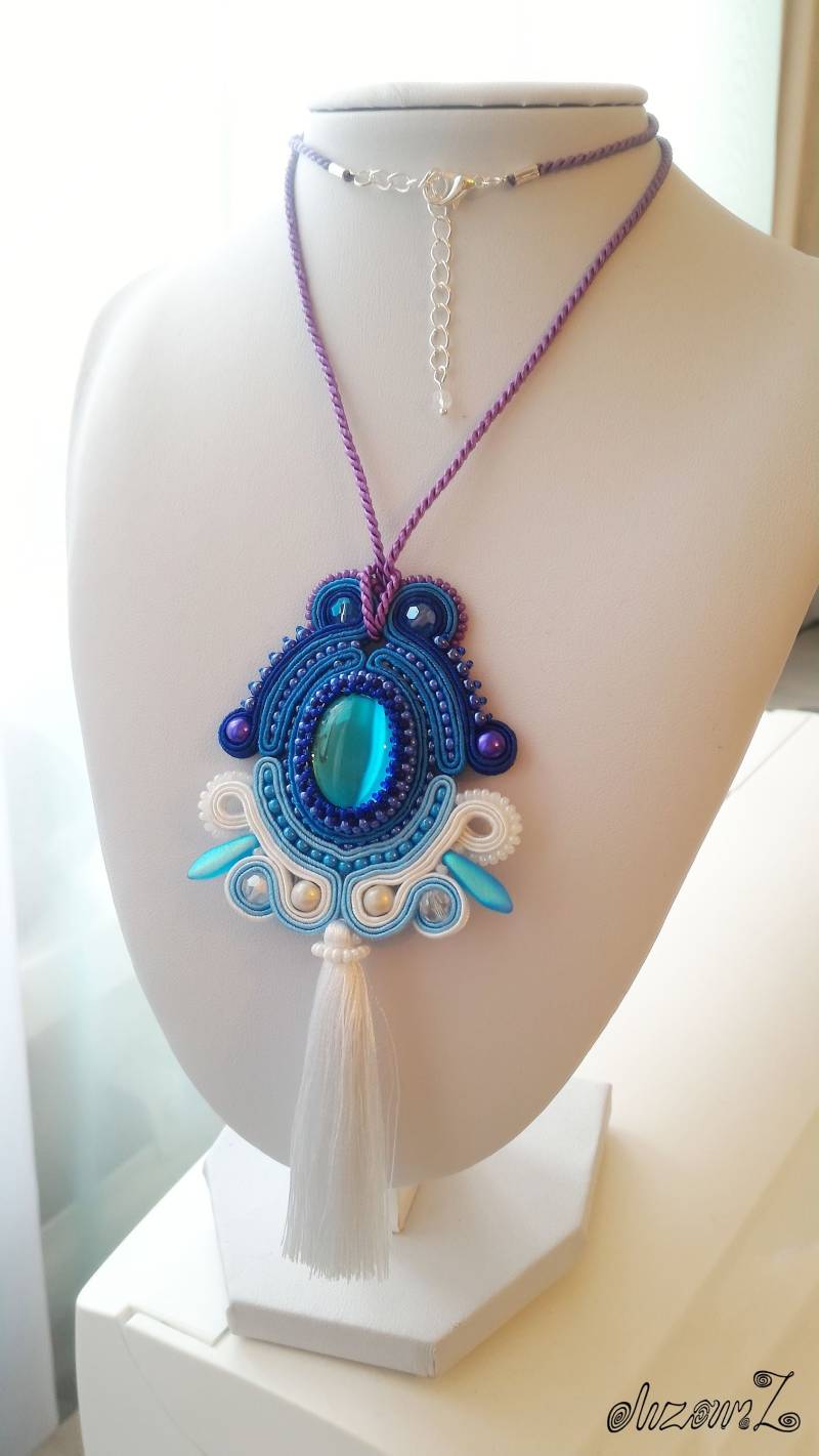 Blauer Soutache Schmuck Der Halsanhänger Mit Weißer Quaste, Blauer Glasstein Violettem Glanz, Ein Langer Anhänger Aus Perlen Blauer Soutache Schmuck Der Halsanhänger Mit Weißer Quaste, Blauer Glasstein Violettem Glanz, Ein Langer Anhänger Aus Perlen von SoutacheWorldShop